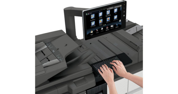 sistema di stampa di produzione Sharp mx-m1205-mx-m1055 - tastiera e monitor in uso
