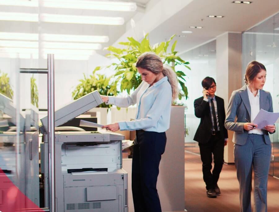 stampante multifunzione inkjet nel corridoio di un ufficio