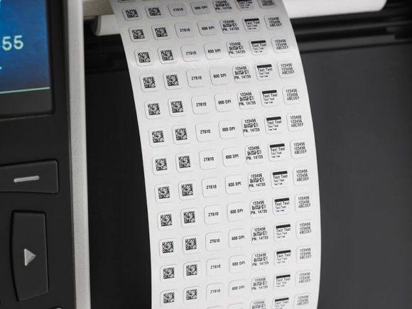 zoom su micro etichette adesive stampate da una stampante per etichette Zebra serie zt600