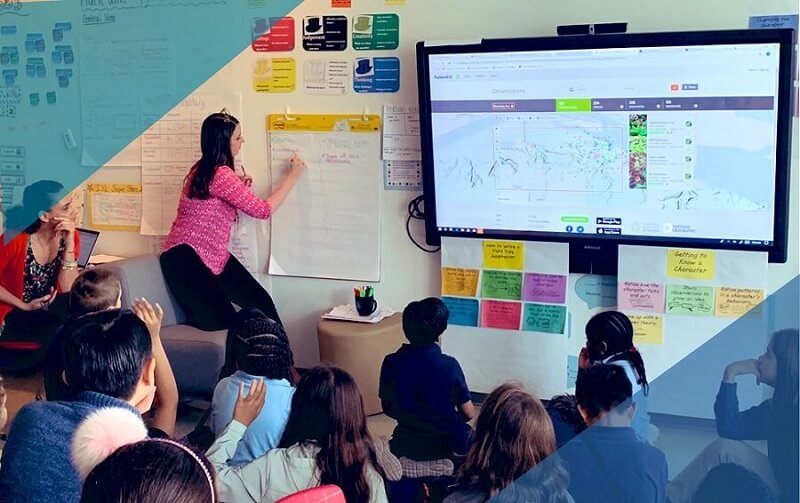 maestra fa lezione su una lavagna interattiva LIM di ultima generazione alla classe