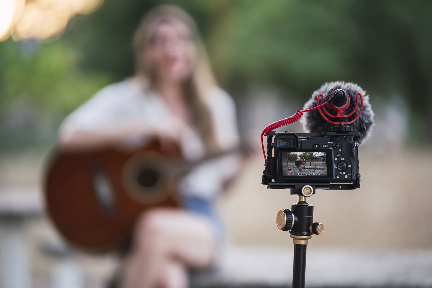 ragazza registra video progetto scolastico