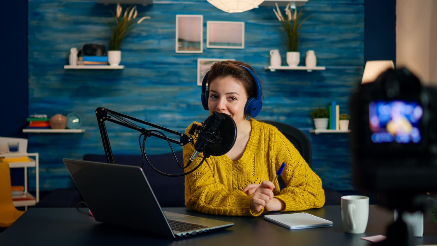 studentessa registra podcast e diretta video progetto scolastico