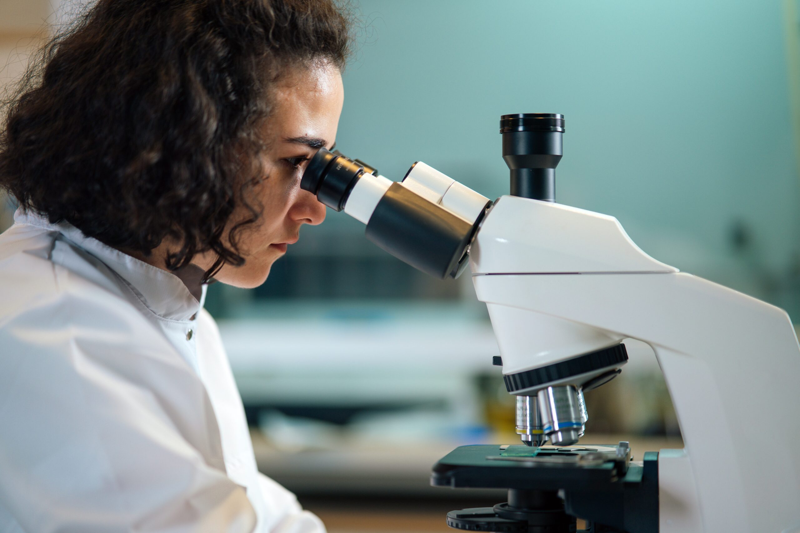 studente in laboratorio di scienze con microscopio