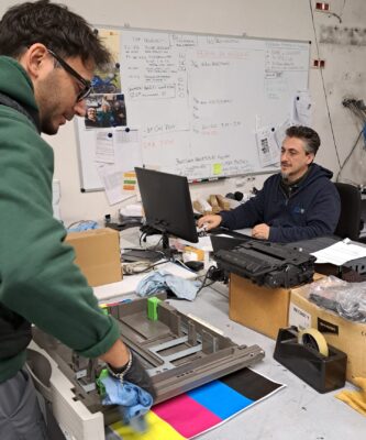 Alessandro e Francesco, tecnici delle stampanti PTS al lavoro