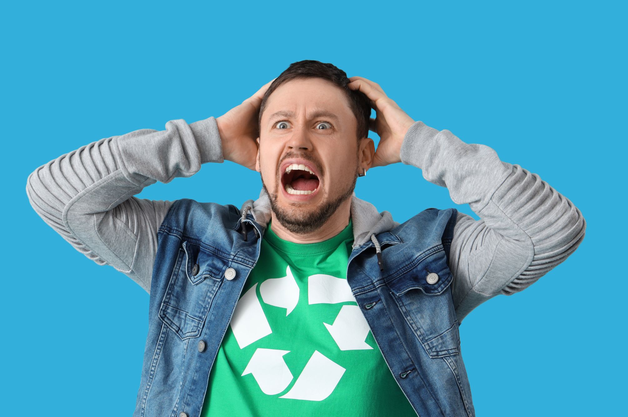 Uomo preoccupato per l'Ambiente che vuole fare smaltimento Toner